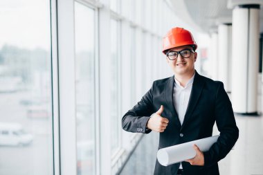 Koruyucu hamlet Ok işaretiyle hamlet planları bakarak adam mimar panoramik pencerelere yakın: