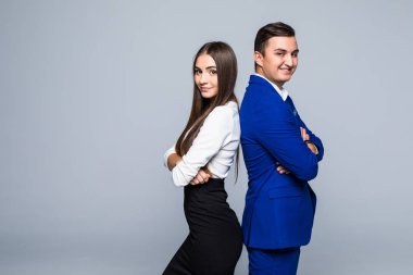 İş ve Finans gri ceket ve kot gri üzerine arka arkaya duran iki profesyonel