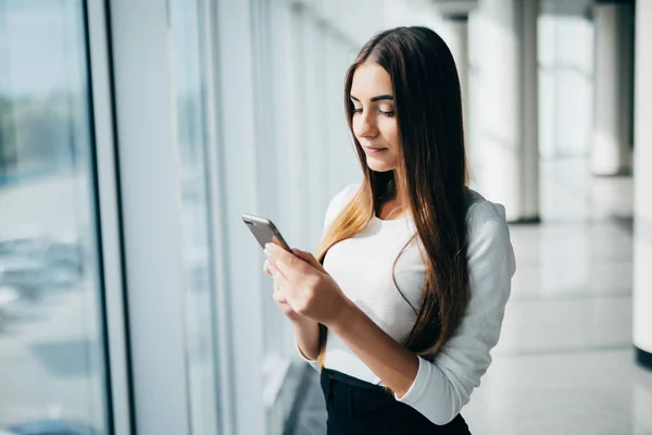 Zakenvrouw telefoon gebruiken in het moderne kantoor. — Stockfoto