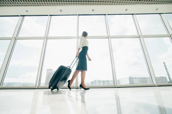 Mulher de negócios com saco de bagagem andando no aeroporto para portão — Fotografia de Stock