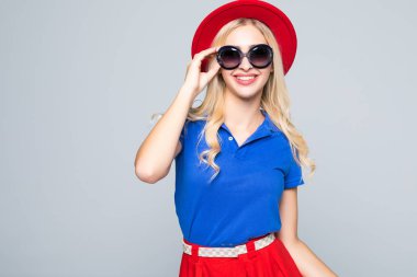 Gözlük giyen serin hipster öğrenci kadın renkli giysilerle gözlük. Beyaz kadın Üniversitesi Öğrenci kamera mutlu gülümseyerek seyir.