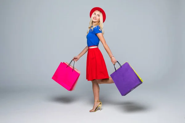 Mooie jonge vrouwen wandelen met tassen, shopping concept, geïsoleerd op witte achtergrond — Stockfoto