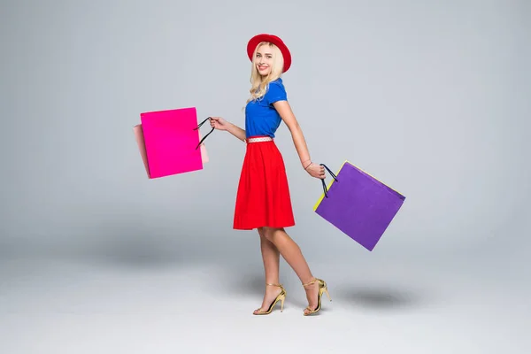 Mooie jonge vrouwen wandelen met tassen, shopping concept, geïsoleerd op witte achtergrond — Stockfoto