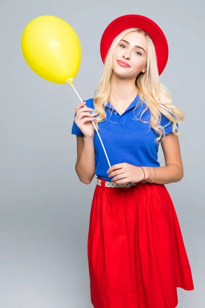 Retrato de moda de hermosas mujeres jóvenes en ropa de color y sombrero posando con globos, aislado en blanco — Foto de Stock