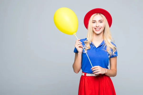 Retrato de moda de hermosas mujeres jóvenes en ropa de color y sombrero posando con globos, aislado en blanco — Foto de Stock