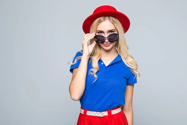 Sonriente Hipster Girl Traje de moda casual en primavera u otoño aislado sobre fondo gris — Foto de Stock