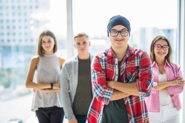 Başarılı takım lideri arkadaşlarım insanların önünde katlanmış silah ile bir sıcak dostu gülümsemek konumu olan