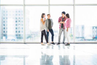 Başarılı güler yüzlü panoramik pencereler önünde yeni proje görüşüyorlar