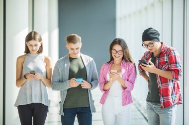 dört arkadaş kullanarak becerikli alet--dan bağımlısı şirkette çalışan akıllı telefonlar ve sosyal ağlar arama ve arkadaşlarınızla çevrimiçi mesajlaşma için tablet