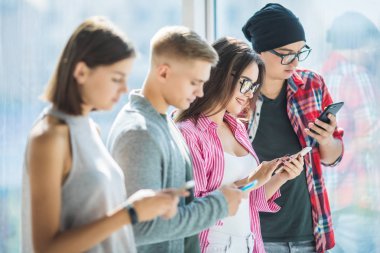 dört arkadaş kullanarak becerikli alet--dan bağımlısı şirkette çalışan akıllı telefonlar ve sosyal ağlar arama ve arkadaşlarınızla çevrimiçi mesajlaşma için tablet