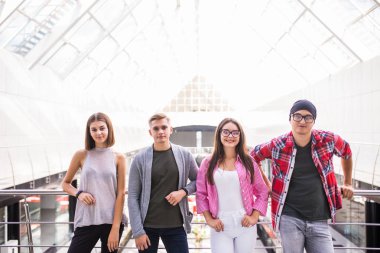 Office içecekler ile ayakta ve kapalı kameraya bakarak genç girişimciler.