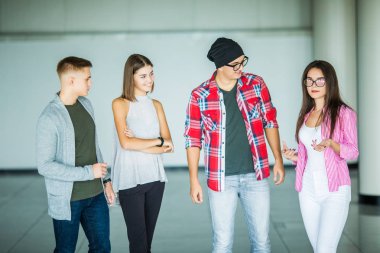 Gerekli olması arkadaşları baktılar genç grup konuşmak