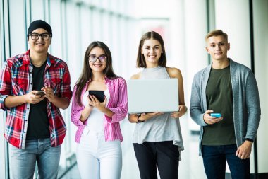 Birlikte sunu üzerindeki çalışmalarını, odaklı olmak, hazırlamak için modern araçlar kullanarak takım işi, bir şirkette çalışan dört kişi kapalı atış her zaman temas halinde olmak