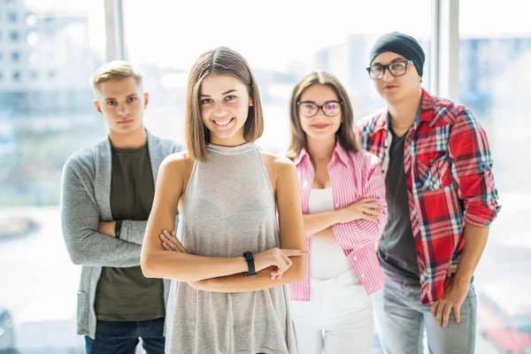 Başarılı takım lideri arkadaşlarım insanların önünde katlanmış silah ile bir sıcak dostu gülümsemek konumu olan