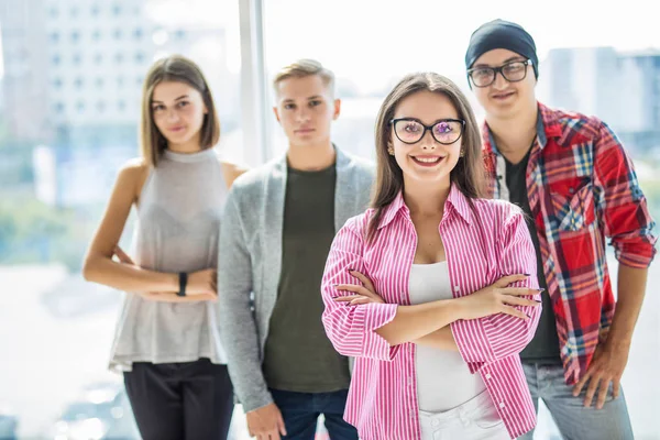 Çalışkan öğrenci önünde silah katlanmış ayakta panoramik pencerenin önünde kadınla