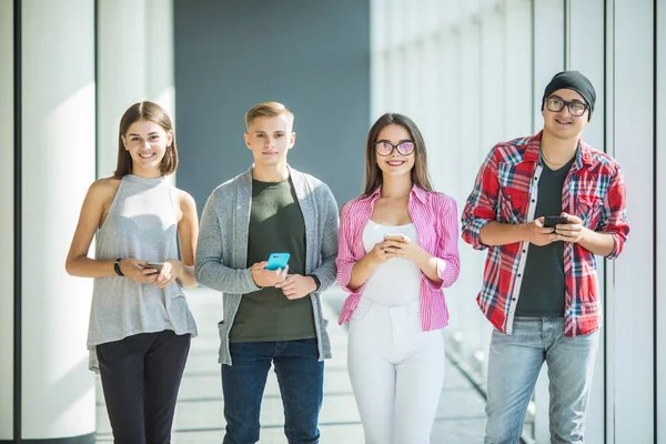 Grup genç arkadaşlar akıllı telefonlarını her diğer kapalı etkileşim olmadan arıyorum. Yaşam tarzı, teknolojileri ve akıllı telefon bağımlılığı kavramlarını