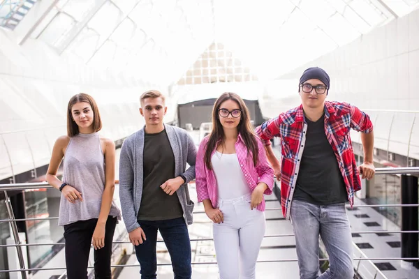 Office içecekler ile ayakta ve kapalı kameraya bakarak genç girişimciler.