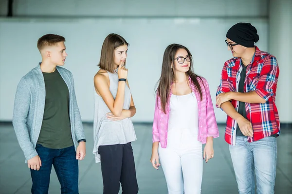 Gerekli olması arkadaşları baktılar genç grup konuşmak