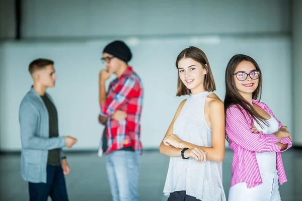 Arka planda tartışırken diğer erkeklerle çapraz ellerle güzel genç kadın portresi