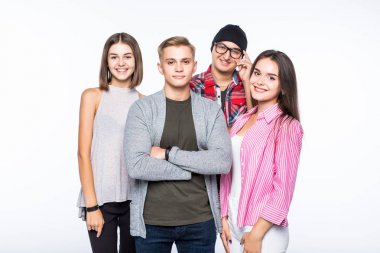 Gençlerin grup beyaz arka plan üzerinde izole mutlu