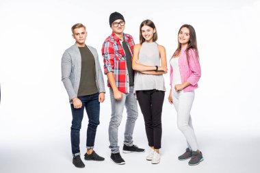 kamera önünde poz nedensel genç dört arkadaş tam uzunlukta portresi