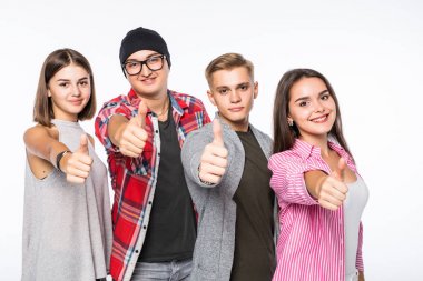 Genç arkadaşlar beyaz zemin üzerine başparmak kadar kamera vererek mutlu grup