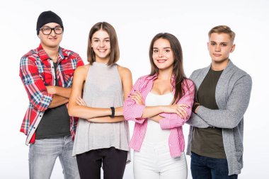 Gençlerin çapraz kollar, beyaz arka plan ayakta çekici grup gülümseyen
