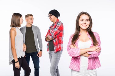 Onun güzelliğine güvenen. Neşeli genç kadın geçti ve arka plan üzerinde konuşuyor arkadaşları ise gülümseyen silah tutmak