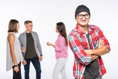 İnsanların arka planda grup ile kendine güvenen adam portresi