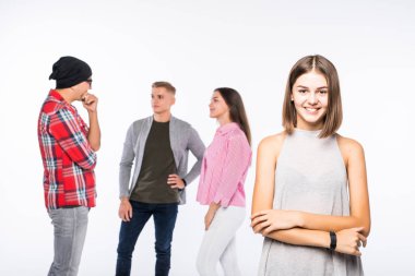 Onun güzelliğine güvenen. Neşeli genç kadın geçti ve arka plan üzerinde konuşuyor arkadaşları ise gülümseyen silah tutmak