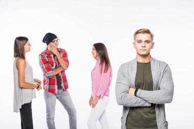 İnsanların arka planda grup ile kendine güvenen adam portresi
