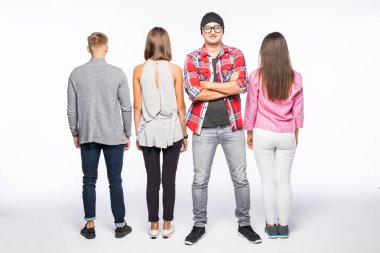 Rahat bir grup insan üzerinde beyaz izole kamera karşı karşıya bir adamla reir görünümünü