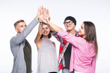 Çak bir beşlik beyaz bir arka plan üzerinde izole veren genç arkadaşlar mutlu grup