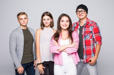 Birlikte beyaz izole mutlu gülümseyen genç grup arkadaşıyla ayakta