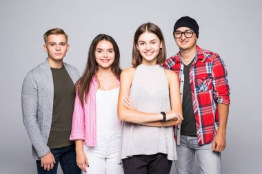 Birlikte beyaz izole mutlu gülümseyen genç grup arkadaşıyla ayakta