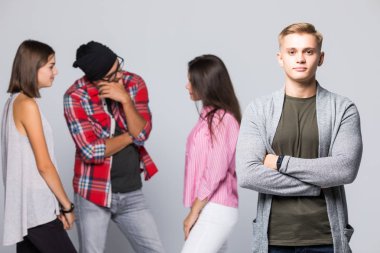 İnsanların arka planda grup ile kendine güvenen adam portresi