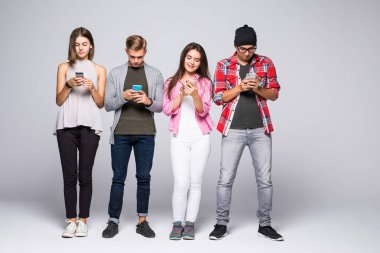 Güzel genç insanlar araçları kullanma ve gülümseyerek, beyaz duvara karşı ayakta