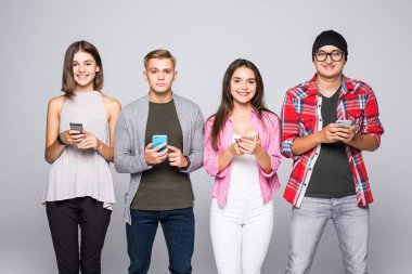 Ayak sokulgan istimal gadget teknoloji telefon gri arka plan üzerinde izole