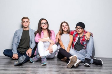Arkadaşlar öğrenciler teengers katta oturan genç grup