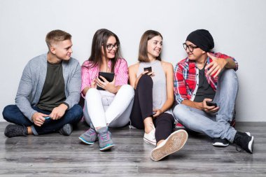 Öğrenciler, duvarın yanında katta oturan ve söz