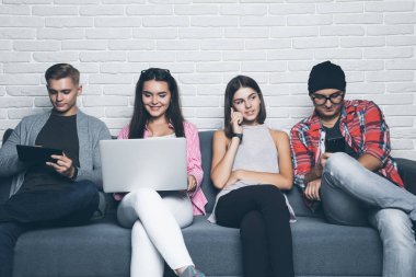 Güzel genç insanlar farklı milletlerden araçları kullanma ve gülümseyerek, beyaz duvara karşı ayakta