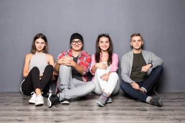 Katta bağlantı dijital cihazlar tarama kavramı oturan çeşitlilik insanlar