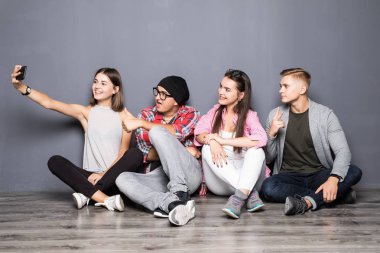 Mutlu arkadaş selfie katta otururken alarak