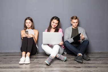 Becerikli alet ve teknoloji, insanlar. Coworking akıllı cihazlar, kampüs at Sınav Hazırlık öğrencileri kullanarak çeşitli arkadaşlar