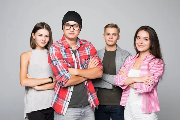 Vier frineds jongeren op geïsoleerde op witte achtergrond — Stockfoto