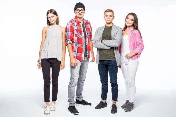 Ganzkörperporträt von vier jungen Freunden, die vor der Kamera posieren — Stockfoto