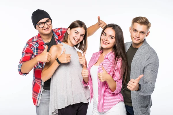 Jovens amigos felizes e bem sucedidos mostrando o polegar isolado no fundo branco — Fotografia de Stock