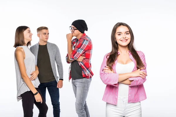 Onun güzelliğine güvenen. Neşeli genç kadın geçti ve arka plan üzerinde konuşuyor arkadaşları ise gülümseyen silah tutmak