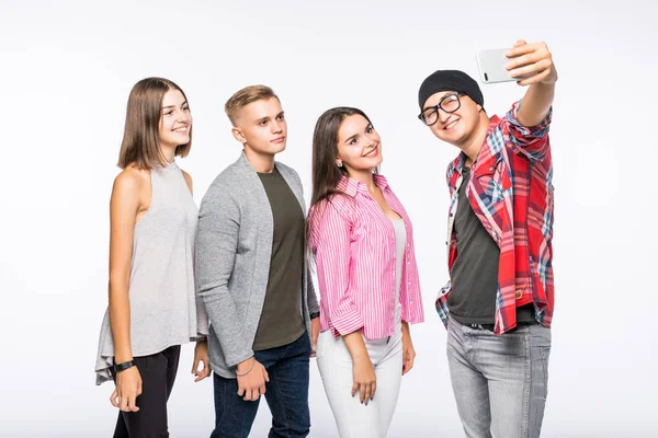 Grupp glad ung tonåring studenter tar selfie foto isolerad på vit — Stockfoto