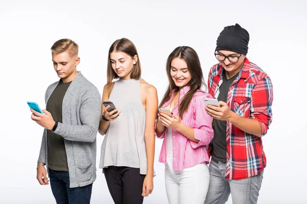 Birlikte takım işi, her zaman izole irtibatta olan modern araçlar kullanarak bir şirketteki çalışan dört kişi f kapalı atış